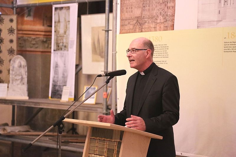 Franz Frühmorgen spricht am Rednerpult