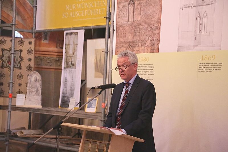 Sprecher am Rednerpult